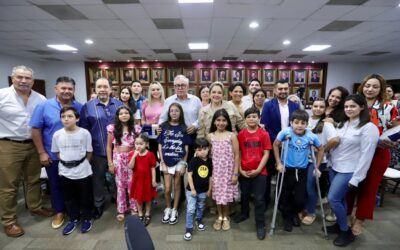 Entregan Rocha y Eneyda bombas de insulina para niñas y niños con diabetes