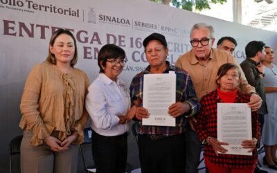 Gobernador Rocha Moya da certeza jurídica a familias de El Ranchito, al entregarles escrituras de sus viviendas