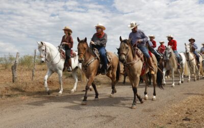 Participa el Gobernador Rocha Moya en la tradicional cabalgata de los Escobar en Mazatlán